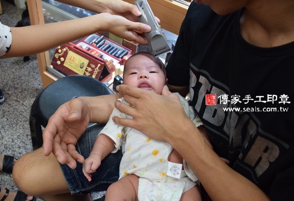 蔡寶寶(台中市北區嬰兒寶寶滿月剃頭理髮、免費嬰兒剃胎毛儀式吉祥話)。中國風會場，爸媽寶貝免費穿「日中韓」古裝禮服。專業拍照、DVD光碟、證書。★購買「臍帶章、肚臍章、胎毛筆刷印章」贈送：剃頭、收涎、抓周，三選一。 2015.11.02 照片16